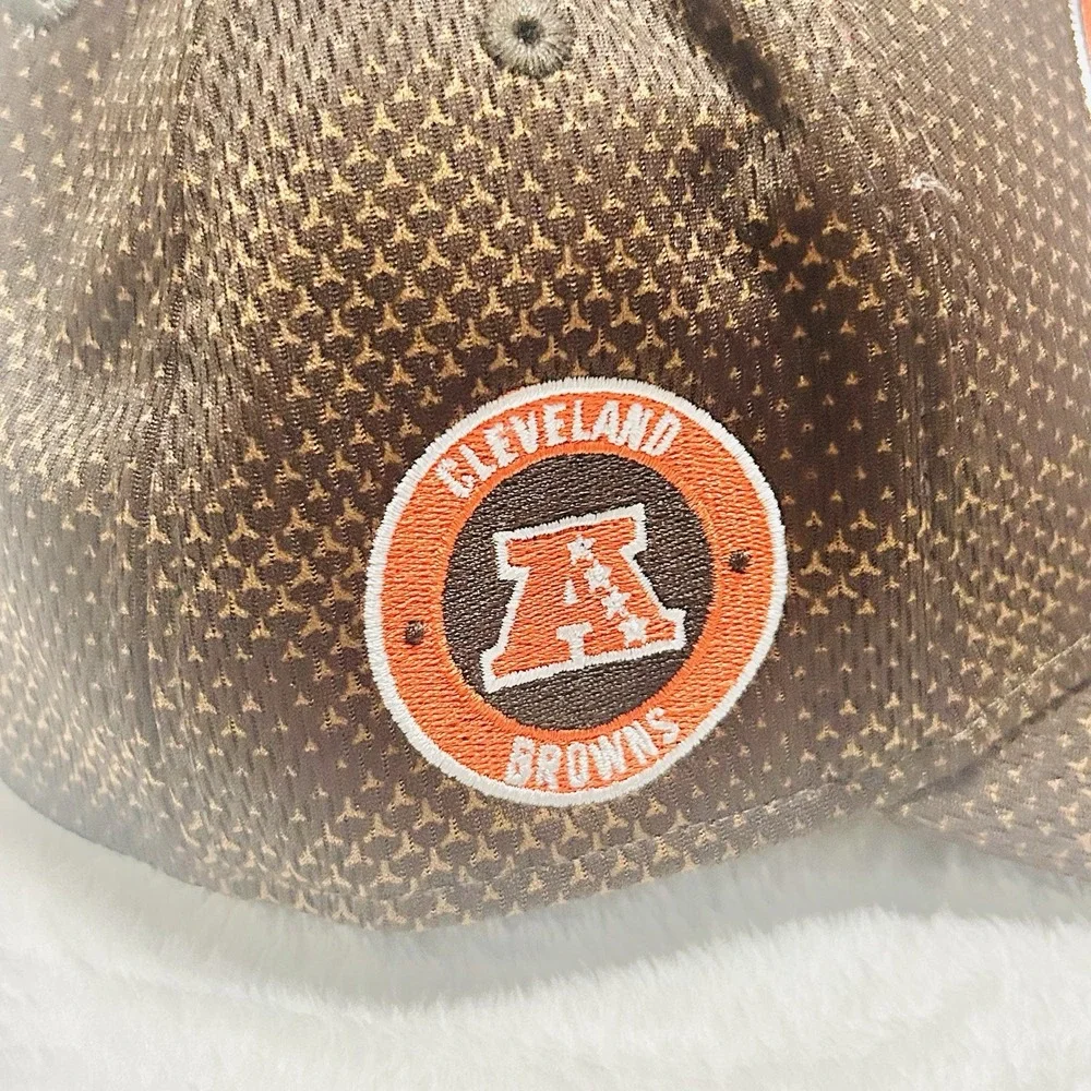 New Era Cleveland Browns Stripe Sideline 39THIRTY Stretch Flex Hat L/XL‎ Brown